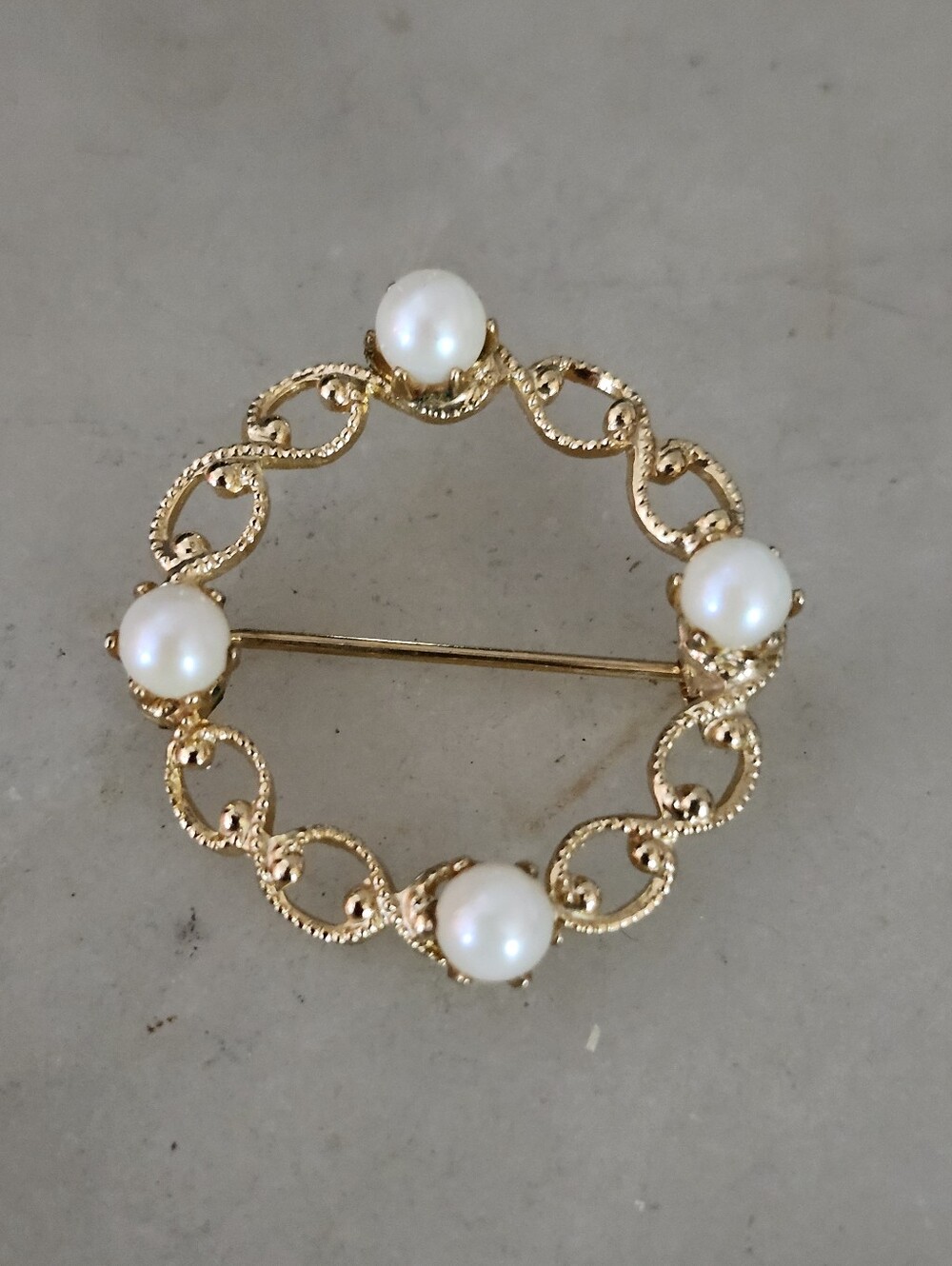 Elegant Gold-Tone Faux Pearl Circle Brooch